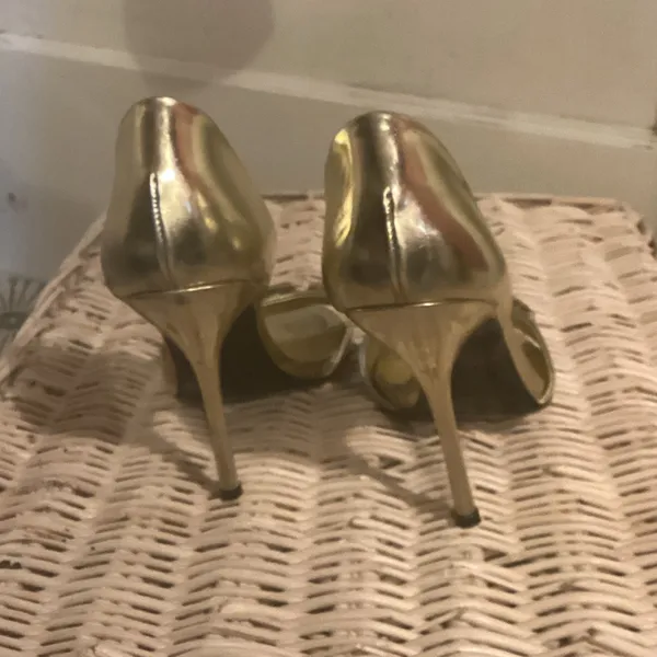 Gucci Gold Heeled Sandals - Image 4