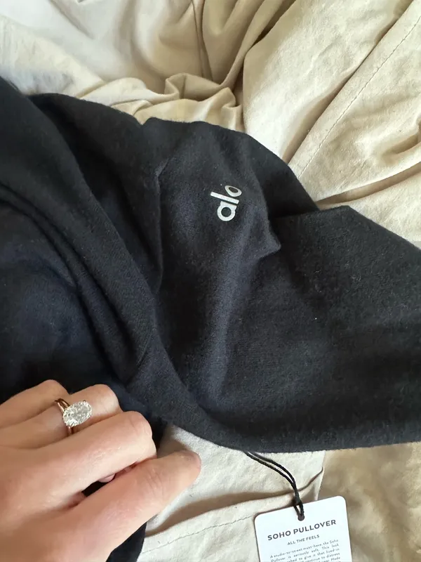 Alo Soho Yoga Pullover Black - Image 4