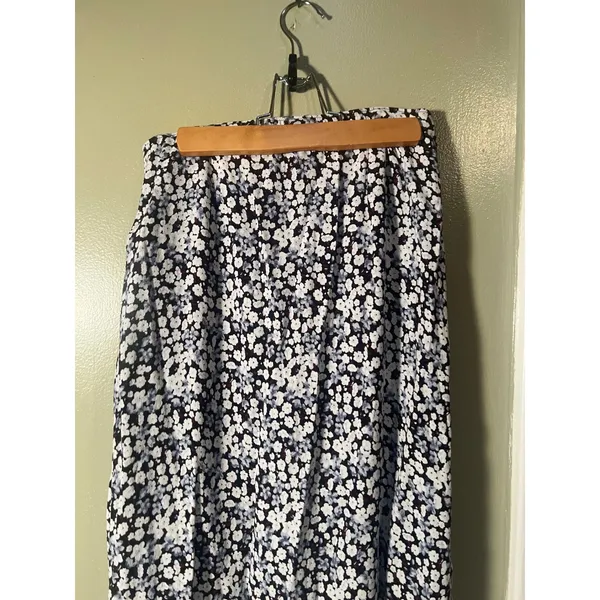 Abercrombie & Fitch Women's Size XS Midi Skirt Slit Front Black White Blue Ditsy - Image 10