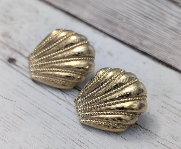 Vintage Stud Earrings For Pierced Ears 7/8" Gold Tone Flourish - Image 3
