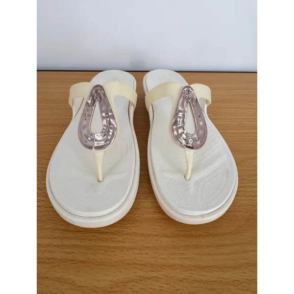Crocs Sanrah sandals women's 9 liquid metallic flip flop white rose gold comfort - Image 3