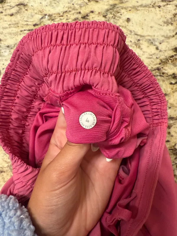Sonic pink Lululemon hotty hot shorts 2.5 size 4 low rise - Image 4