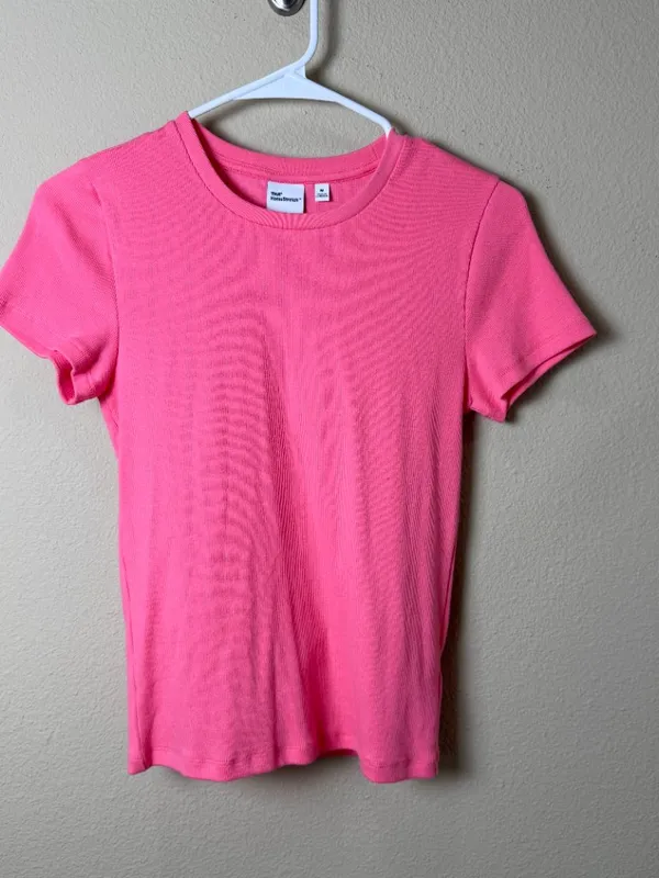 ARITZIA TNA Home Stretch Ribbed T Shirt Top Size Medium Pink Coral - Image 4