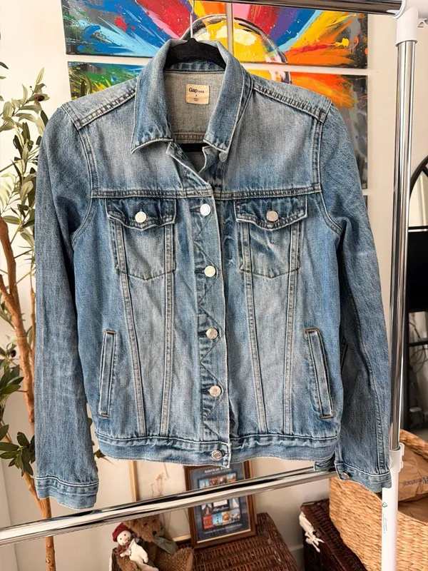 Gap Women's Classic Trucker Washed Blue Jean Denim Jacket Size S - Image 11
