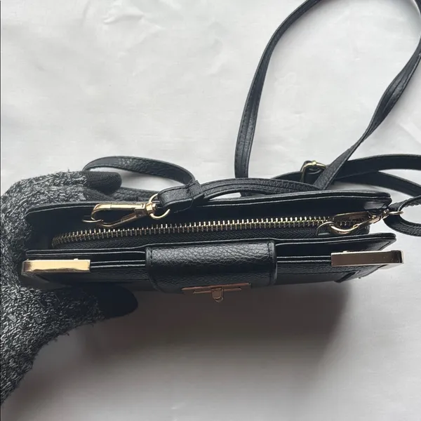 Elegant Black Leather Crossbody Bag GUC - Image 8