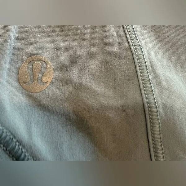 Lululemon Women's Gray Sleeveless Top with mess on back size 6 - Image 6