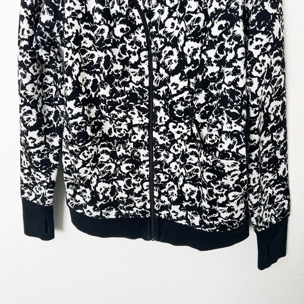[Lululemon] Cozy Cuddle Up Fleur Sombre Floral Print Jacket Thumbholes Size 12 - Image 9