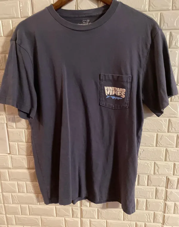 Vineyard Vines women's T-shirt 26 length x 18 width - Image 2
