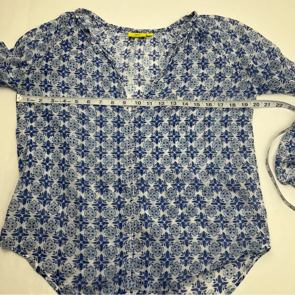 Roller Rabbit Blue White Floral Geometric Pattern 100%‎ Cotton Top Small *FLAW - Image 8