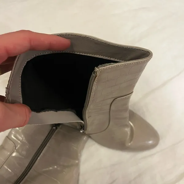 Grey Crocodile-Embossed heeled Ankle Boots size 9! Like new - Image 4