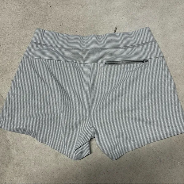 Athleta Modern Metro Grey Striped Shortie Athletic Shorts Size Medium - Image 3