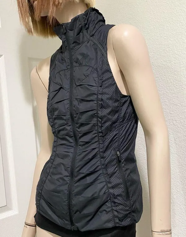 LULULEMON Black Lightweight Pleated Reflective Vest Size 4 - Image 2