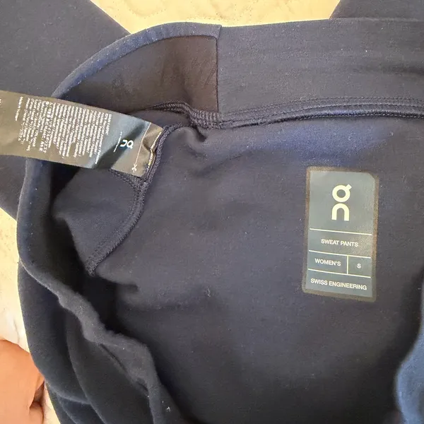 On Running Navy sweat pants - Image 4