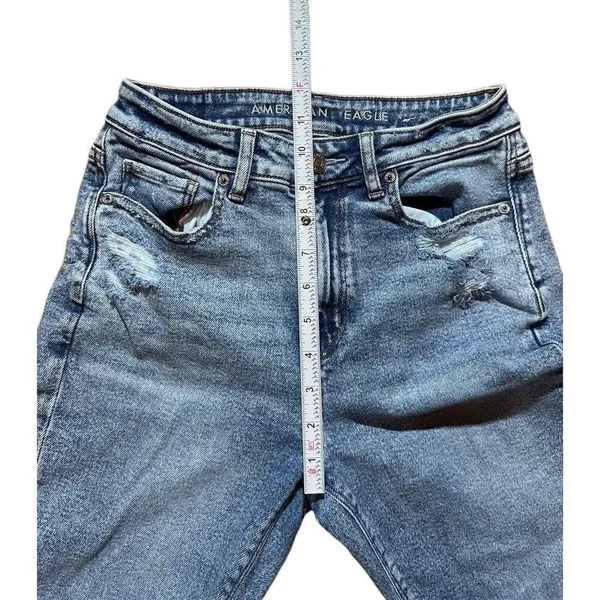 American Eagle light wash stretch‎ high rise Mom Jeans Sz 0 - Image 6