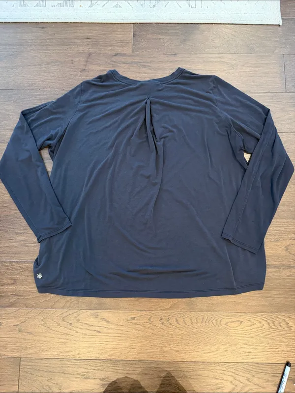 Athleta Gray Long Sleeve Crewneck Tee Size Large - C30-115 - Image 4