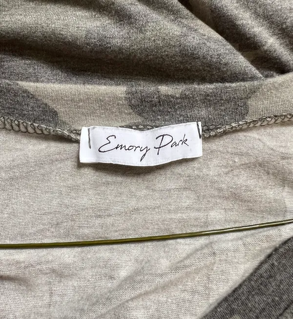Emory Park Camo Short Sleeve T-Shirt V-Neck Small - Image 3