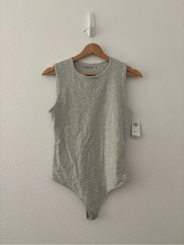 Abercrombie & Fitch sleeveless bodysuit in light gray new nwt - Image 2
