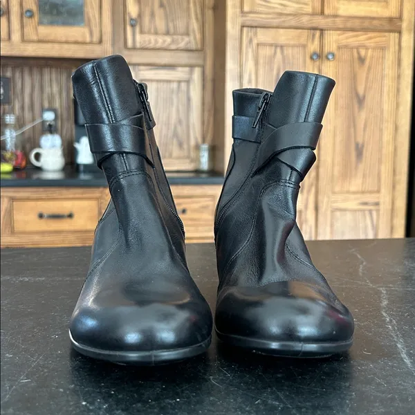 ECCO Shape M35 Ankle Boots Black Leather Heeled Round Toe Comfort Fall‎ size 5.5 - Image 3