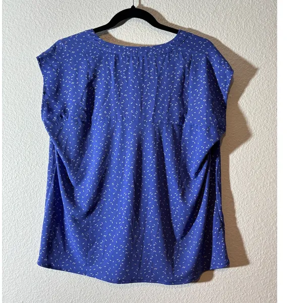 Ann Taylor Factory Size S Blue Micro Leaf/Feather Pattern V-Neck Cap Sleeve Top - Image 3