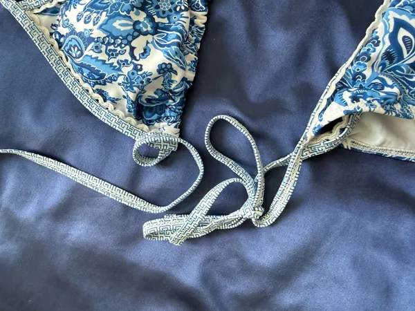 Blue and white bikini - Image 5