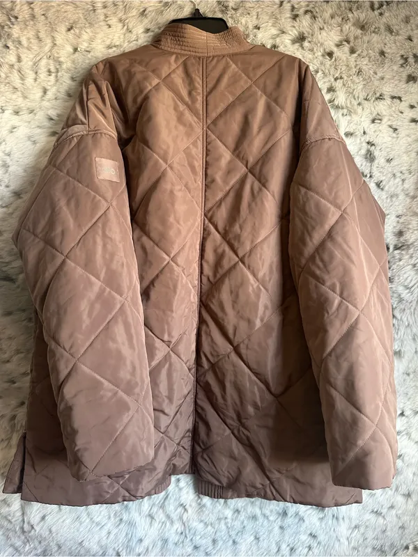 659. Alo Yoga Urbanite Wrap Puffer med Jacket Mushroom - Image 5
