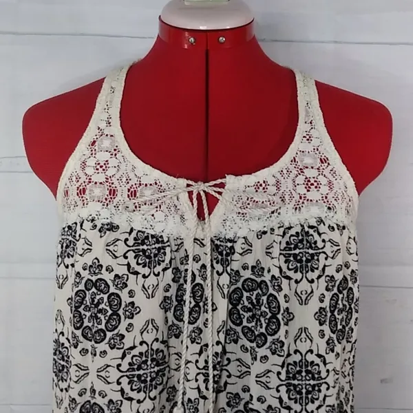 Maurices Floral Lace Thank Top Sz M - Image 2