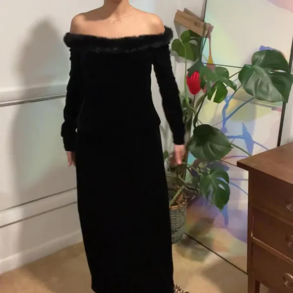 Black velvet maxi skirt set with faux fur trim. size small - Image 2