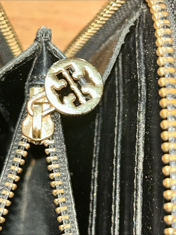 Tory Burch Black Patent Leather Embossed Logo Zip Around Continental Wallet - Image 9