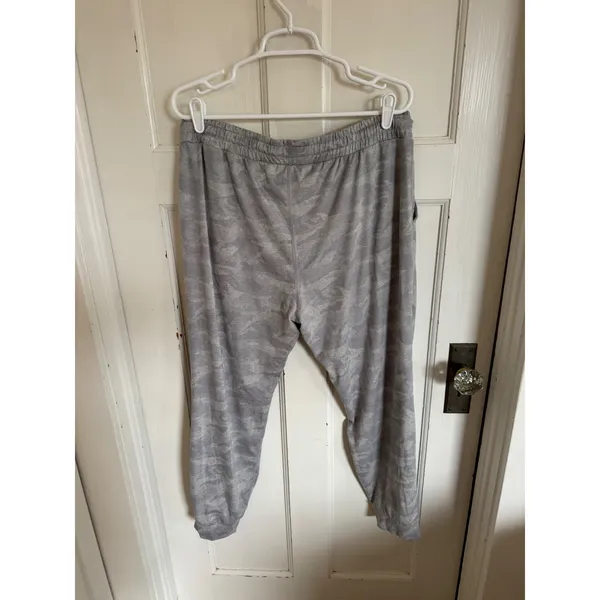 Vuori‎ women's gray camo Performance Joggers size xl - Image 3