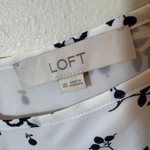 LOFT‎ White Black Floral V-Neck Spaghetti Strap Camisole Tank Top Size XS - Image 2