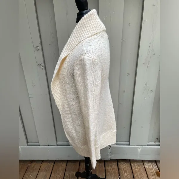 Guess Jeans Cream Plush Cardigan Women’s Size Medium - Image 5