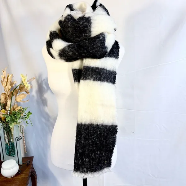 Kate Spade New York Brushed Stripe Oblong Scarf Black Ivory w/ Metal Spade 💛 - Image 5
