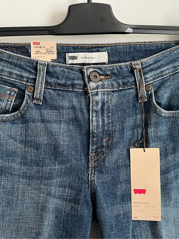 BNWT dark wash Women’s Levi’s mid rise jeans size 6 M/28 - Image 4