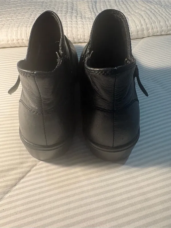 Skechers Relaxed Fit ankle boot with memory foam cushioning. Women’s 8.5 - Image 4