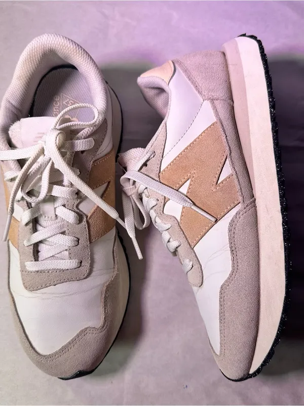 New Balance low-profile sneaker in white and beige - Image 6