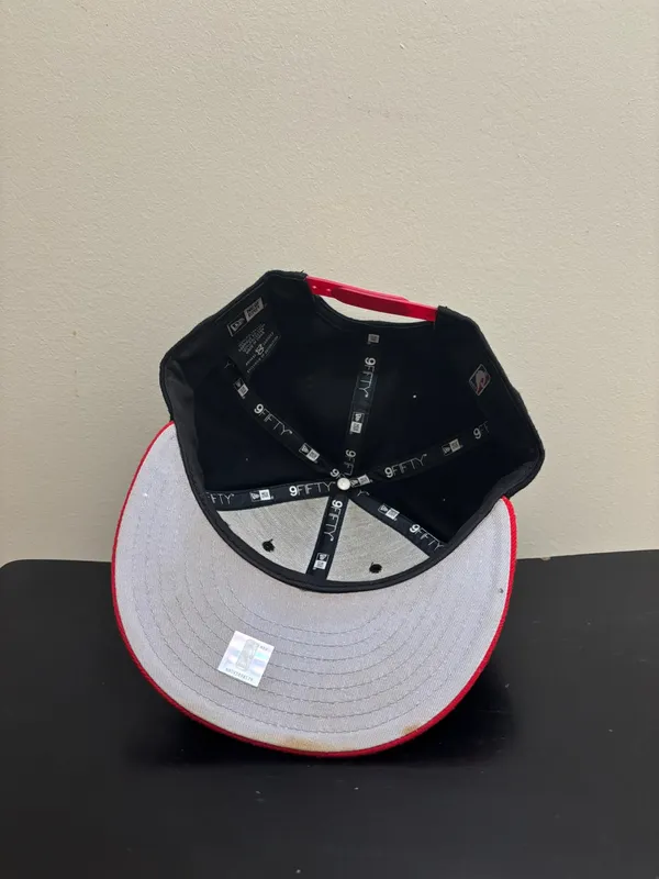 Chicago Bulls New Era Black & Red NBA Bull Logo Snapback Hat - Image 5