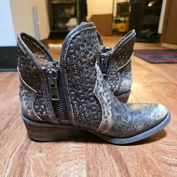 Circle G Corral Brown Distressed Leather Ankle Booties - Image 3
