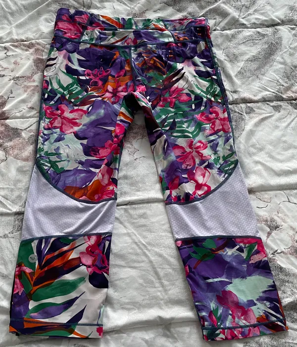 Floral Multicolored Adjustable Waist Back Pocket Capri Leggings, size L - Image 14