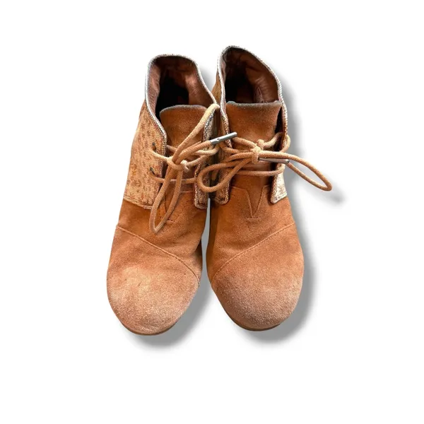 TOMS Desert Wedge Booties Womens 6.5 Tan Suede Metallic Floral Ankle Boots - Image 2