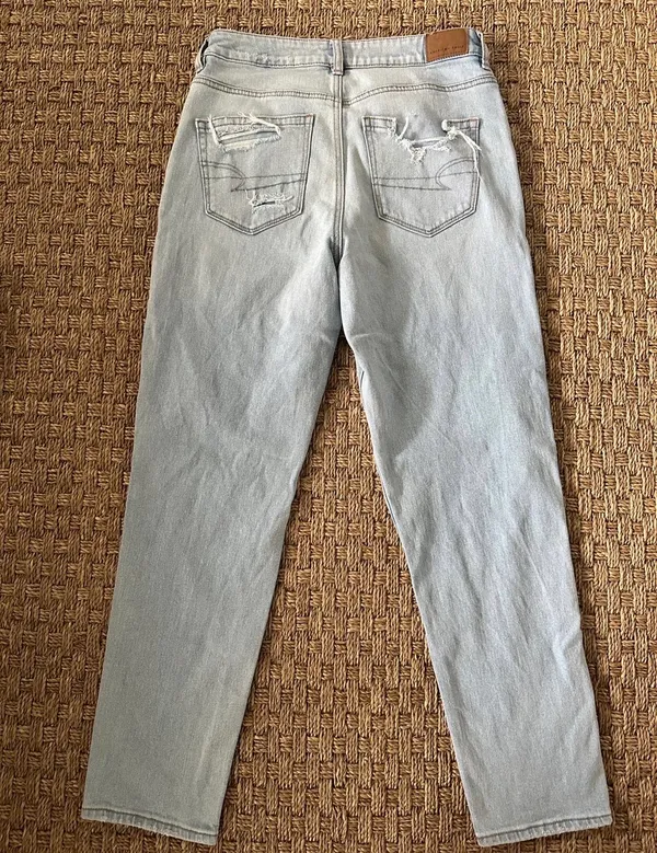 American Eagle Outfitters Women's Light Wash Distressed Stretch Mom Jeans Size 4 - Image 11