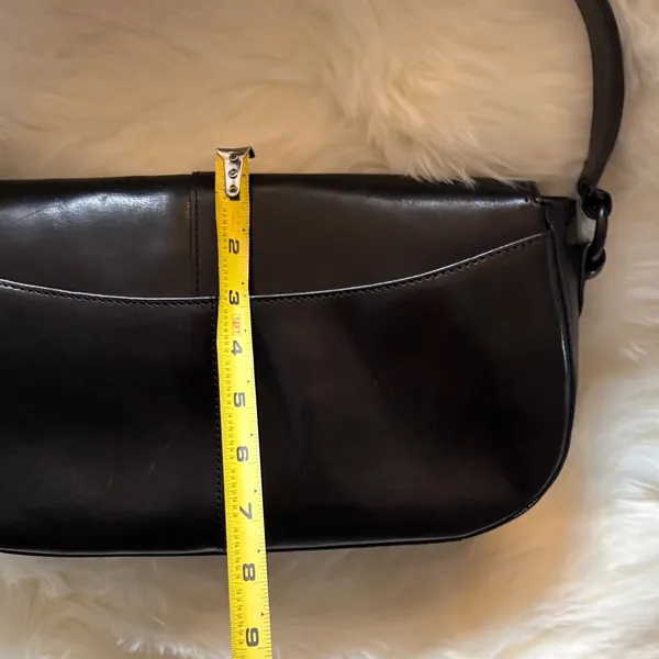 Kenneth Cole New York Sleek Black Leather Shoulder Bag - Image 8