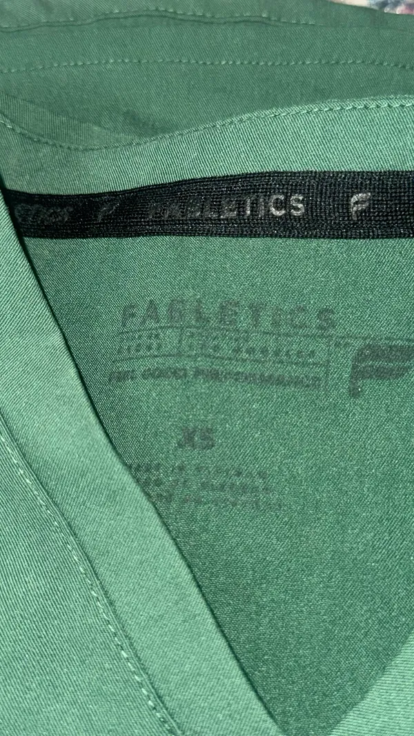 Fabletics Scrubs Set green  - Image 5