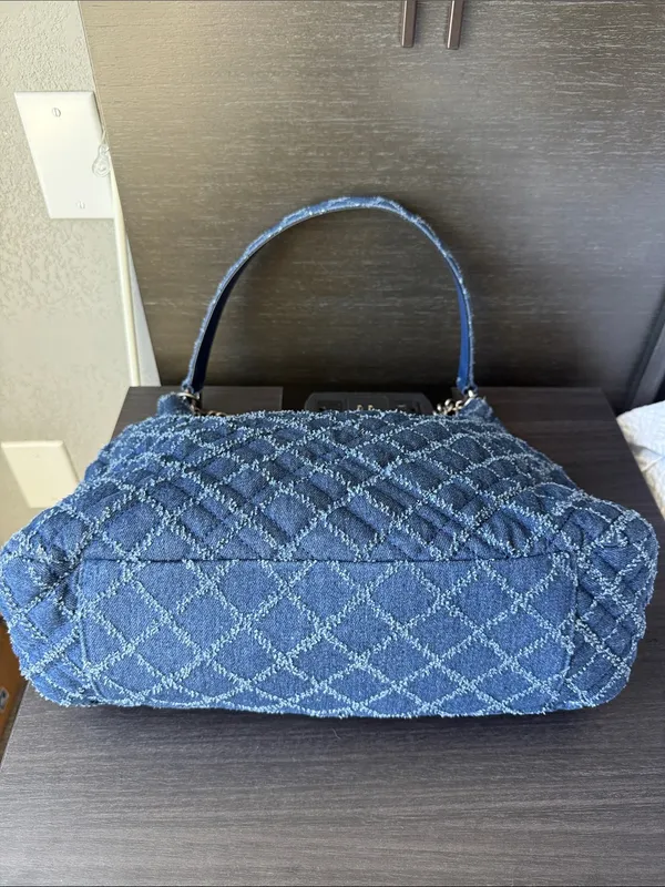 Kurt Geiger quilted Denim Shoulder Bag with Chain Strap - Blue - Image 3