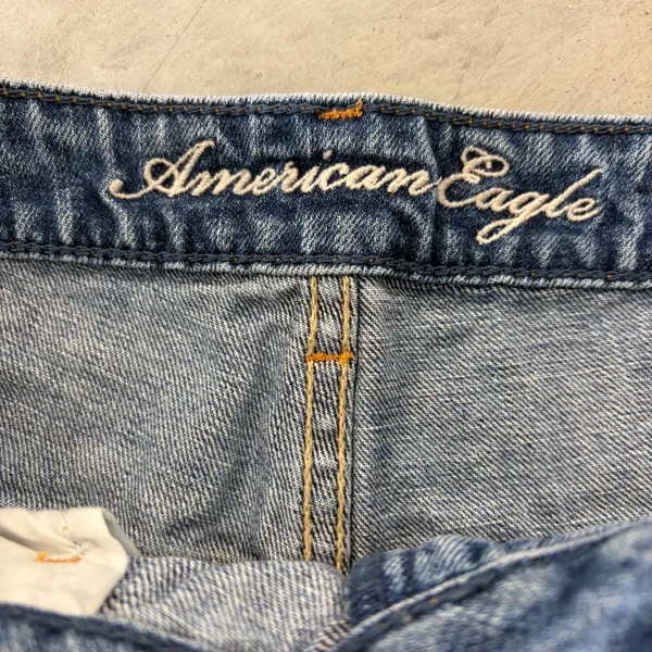 American Eagle Distressed Denim Shorts Medium Wash Frayed Hem Size 4 Cotton - Image 2
