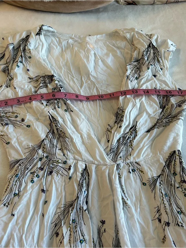 Free People white with floral print deep v-neck midi dress cap sleeves size 8 - Image 9