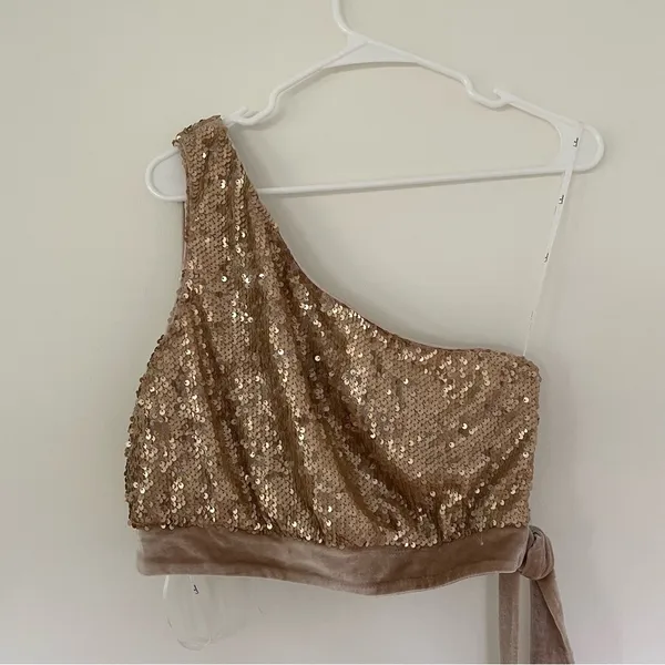 Lulus NWOT Spectacular Matte Gold Sequin One-Shoulder Side-Tie Crop Top Size M - Image 7