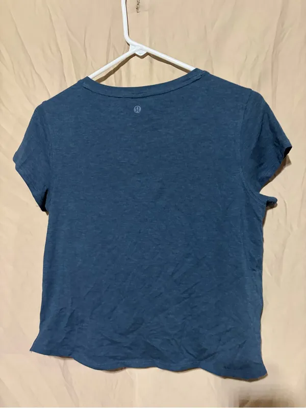 Lululemon T-shirt - Image 3