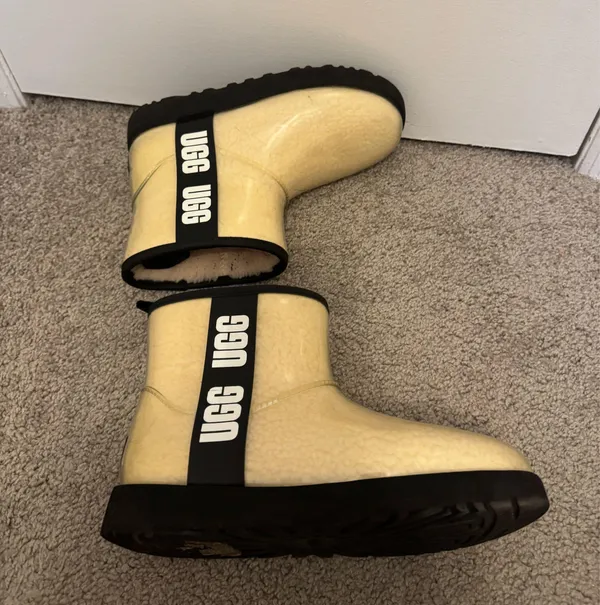 UGG Classic Clear Mini II Size 7 - Image 2