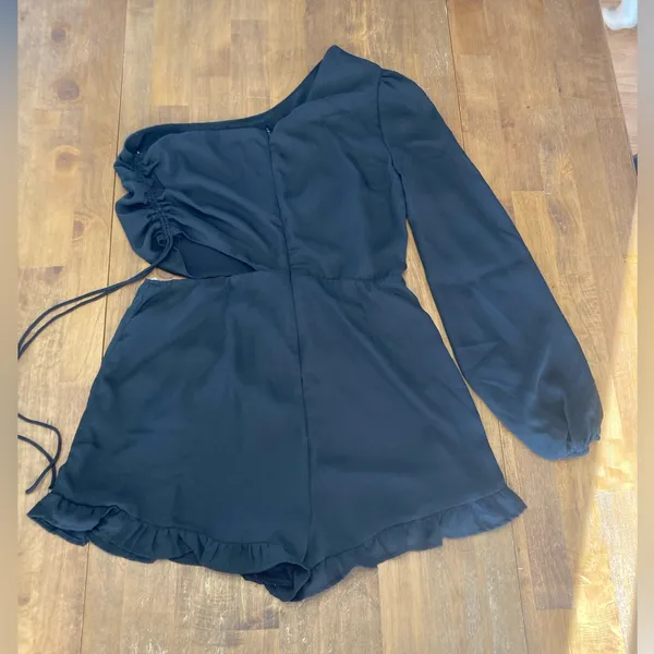 Lulu's Black One-Shoulder Cutout Ruffle Romper - Image 4