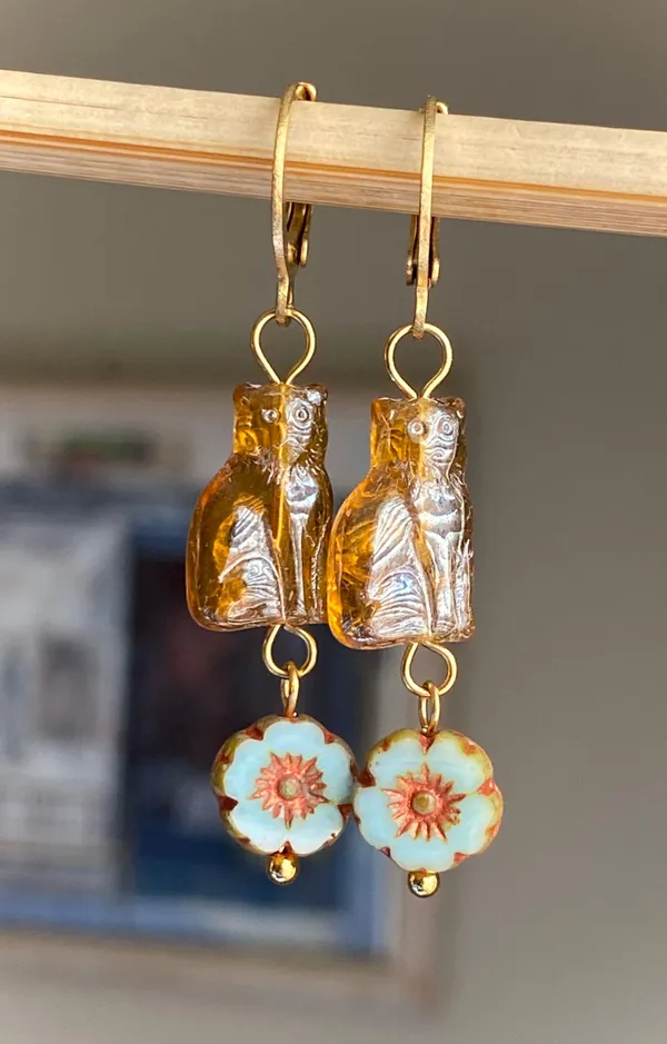 Handmade quality Czech glass cat & flower cute boho fairy style dangle earrings🌸 - Image 3